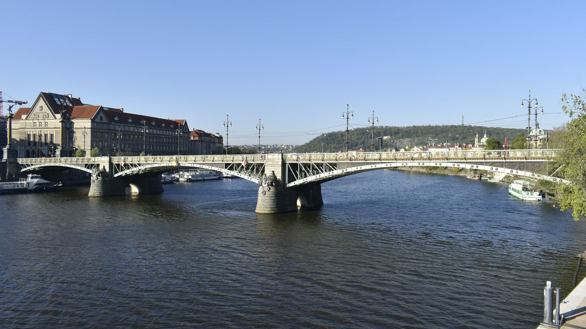 Pražský Čechův most čekají omezení kvůli rekonstrukci zastávek